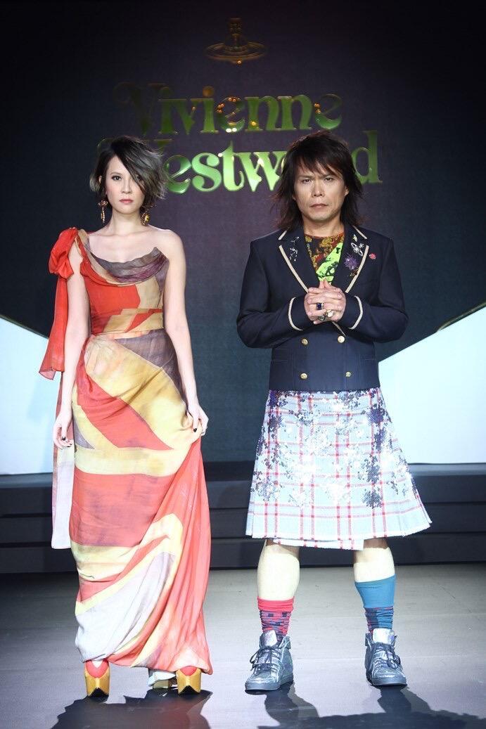 伍佰、杨乃文2013年压轴西太后十周年走秀杨乃文身穿一袭单肩设计马甲洋装，笑称花