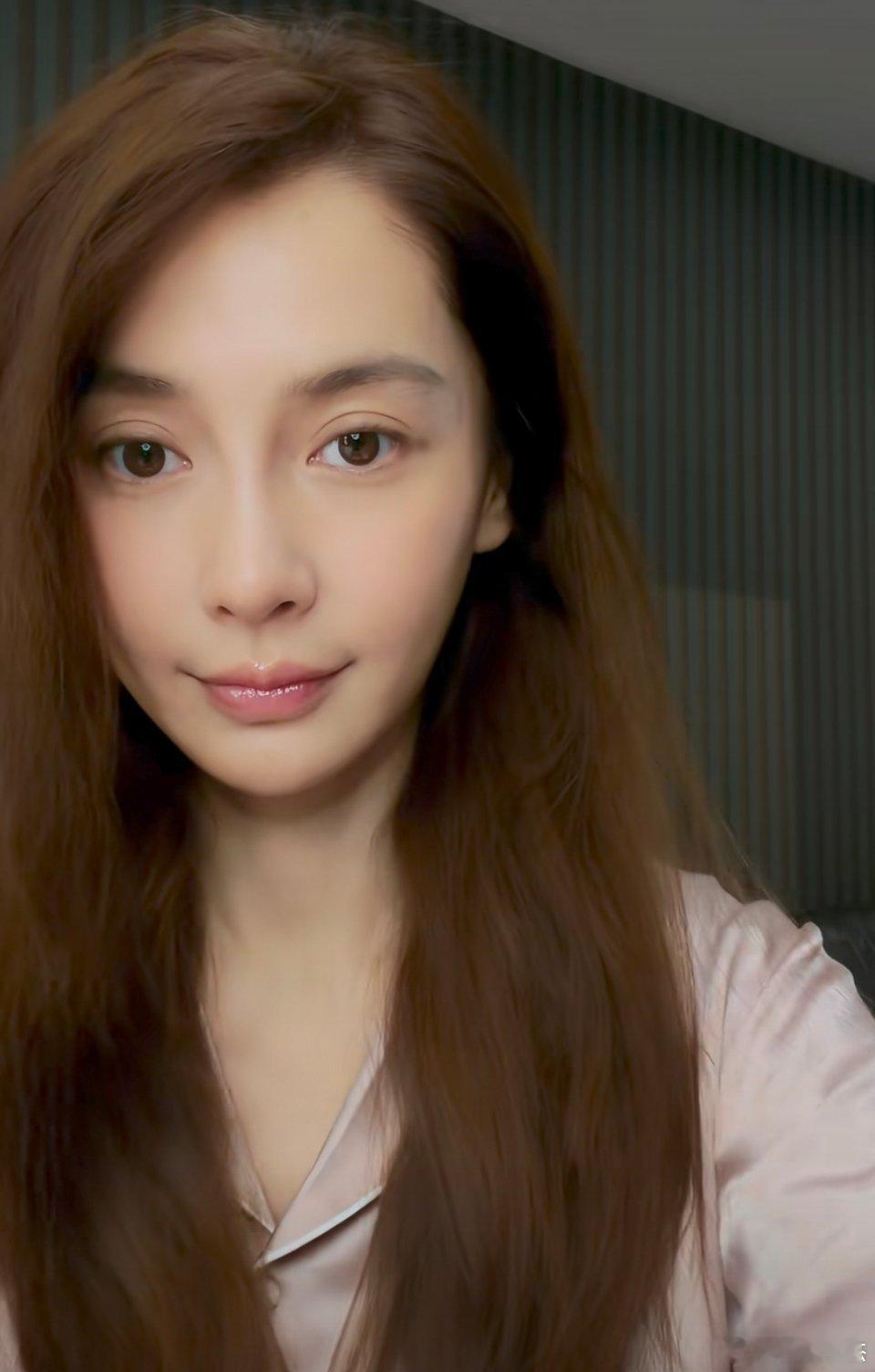 看了AB的素颜状态，纯素颜状态请问内娱有多少敢这么发的 ❓果然不愧是颜霸，素颜也