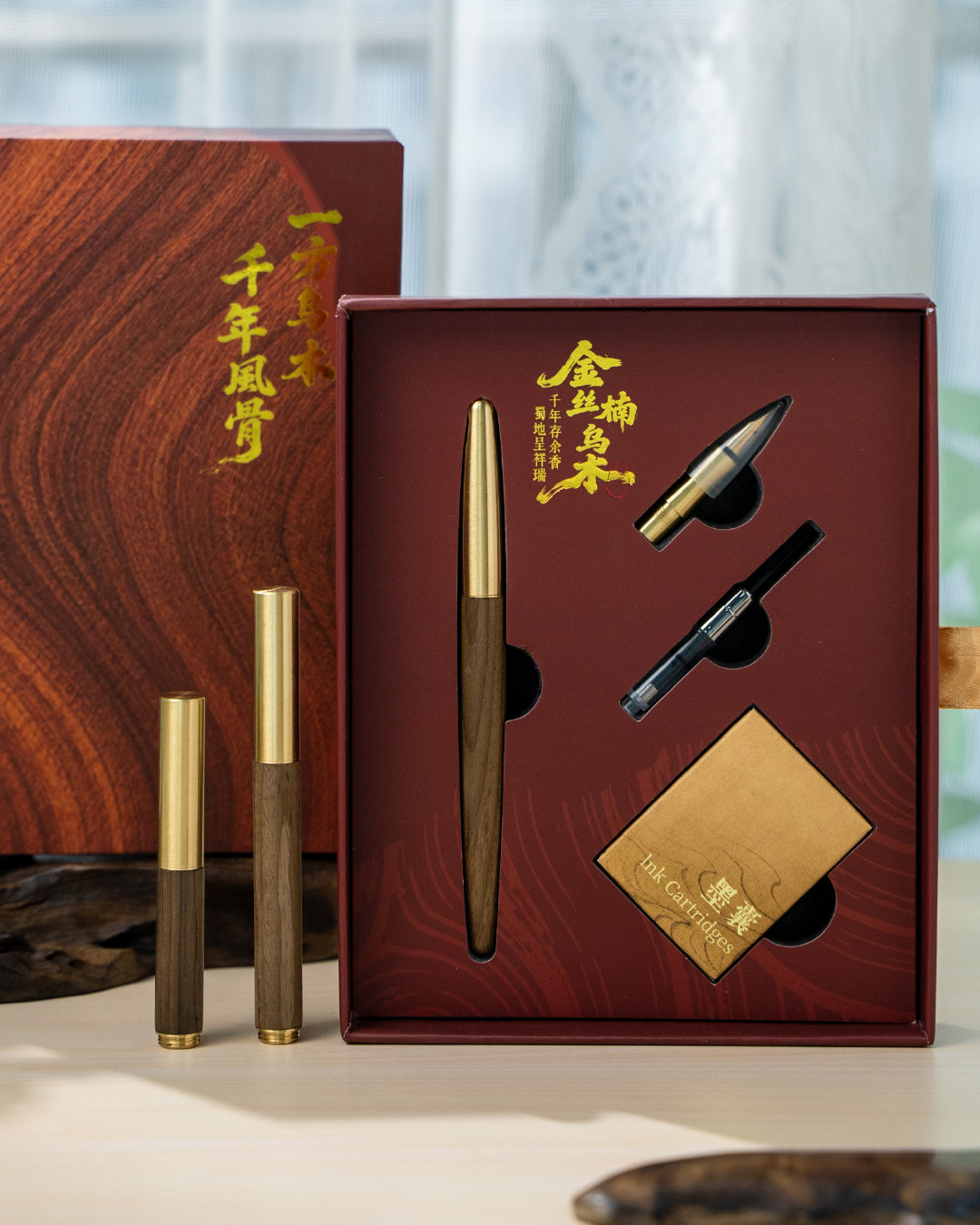 这是都江堰地底的金丝楠乌木为笔身原料，笔盖和笔尖为黄铜制作，全手工制作的金丝楠乌