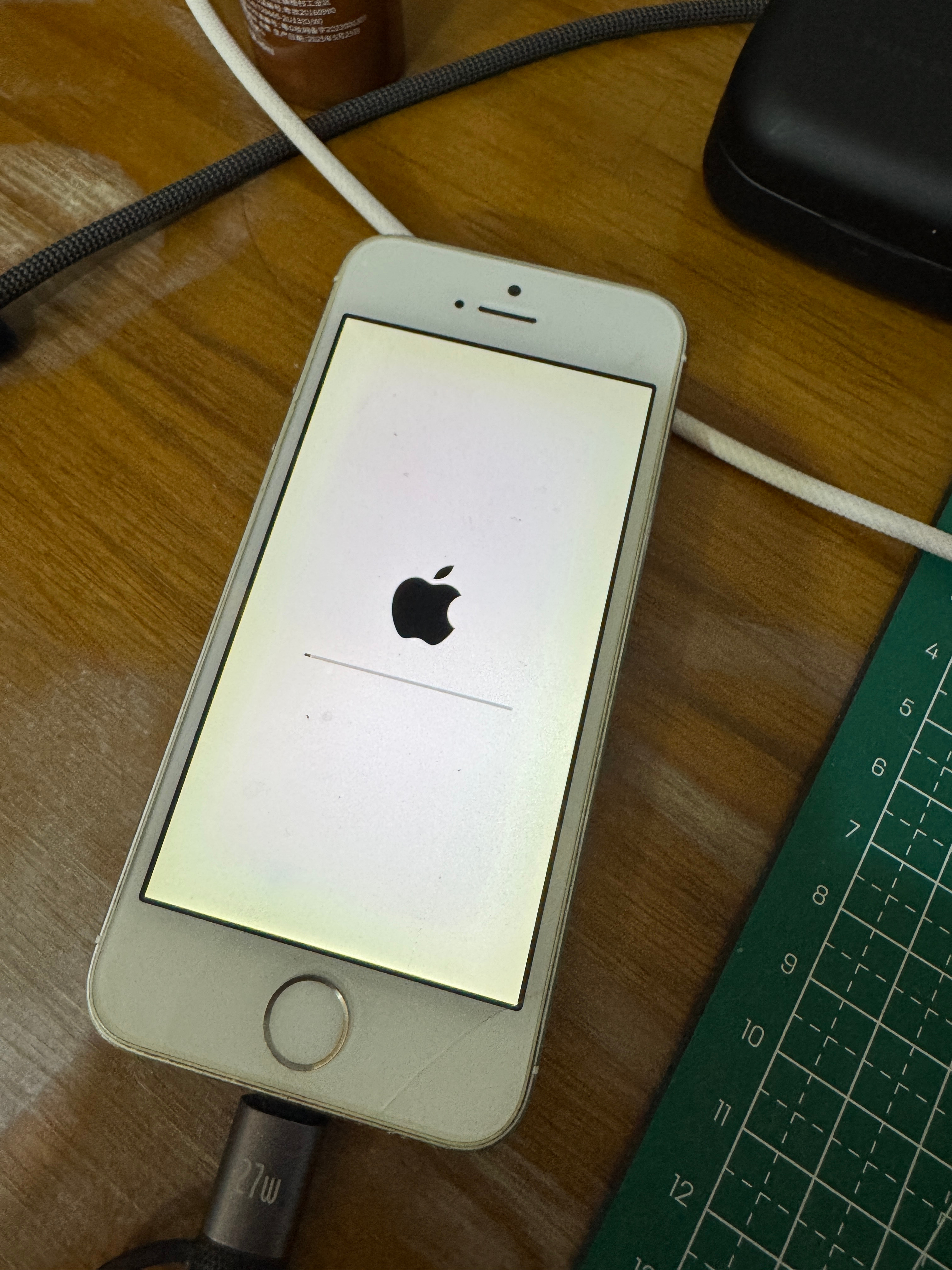 我的16GB iPhone5s我今天又给它升级了希望能解决它还能开机，还能打电话