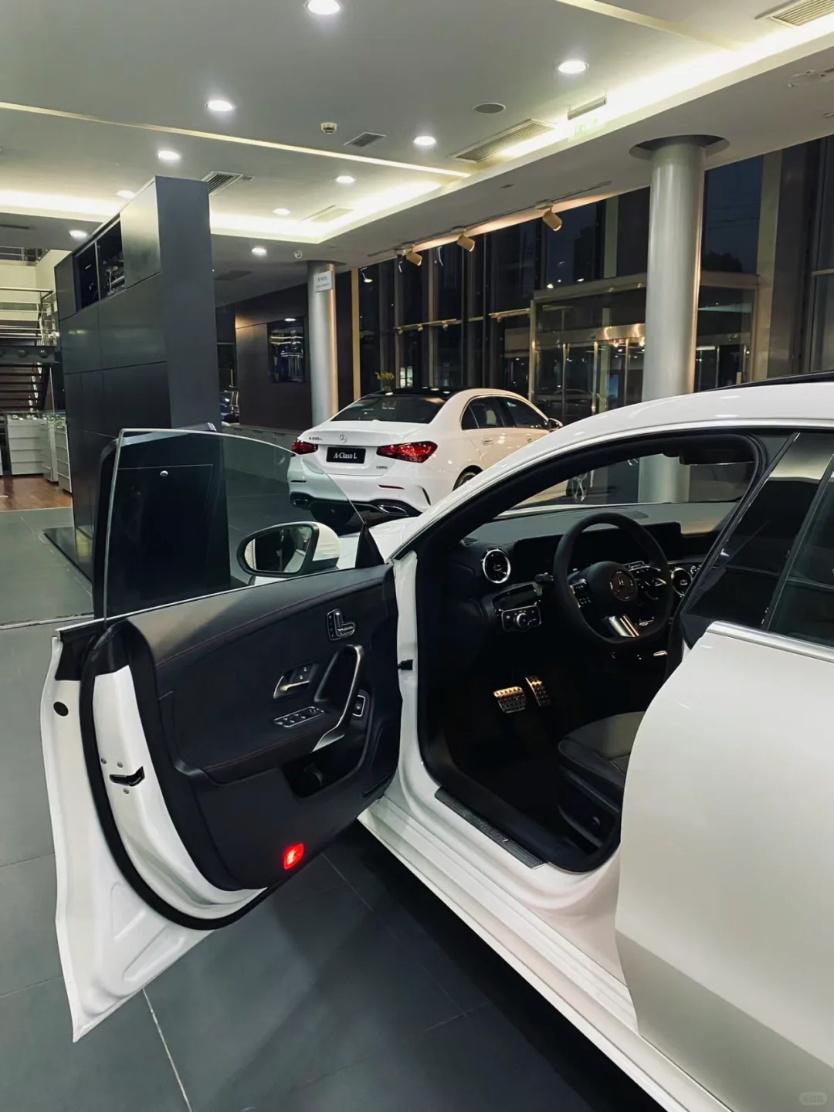 之前考虑过奔驰CLA，无边框车门给我印象很深，再配上溜背车身开门情绪价值十足。没