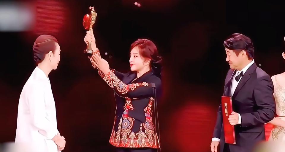 奚美娟的这个事，

估计演艺圈早就知道了，

看刘晓庆的举动和王景春的表情就知道