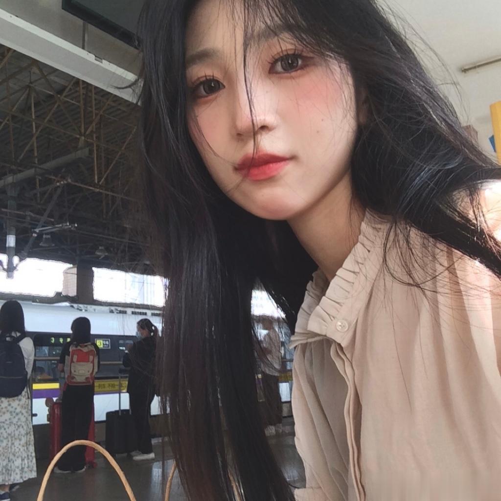 比较喜欢存在感强的睫毛两张5s拍的感觉也挺高清 ​​​