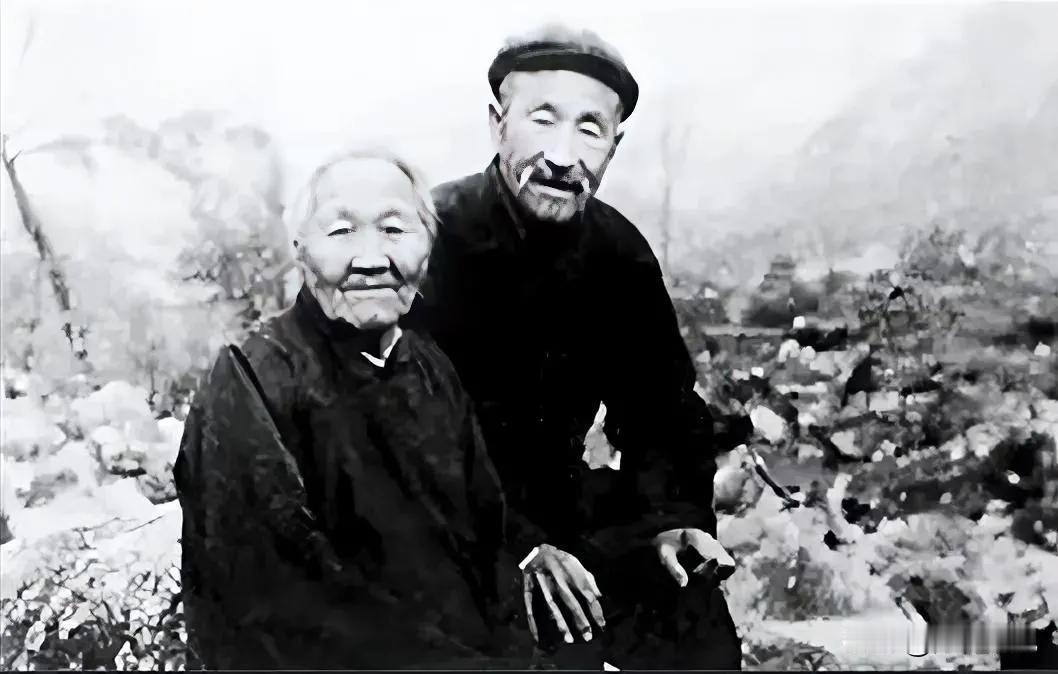 1956年，山东沂水桃棵村，一卖烧酒老汉，挑着担子走街串巷，有人买酒他却不卖，反