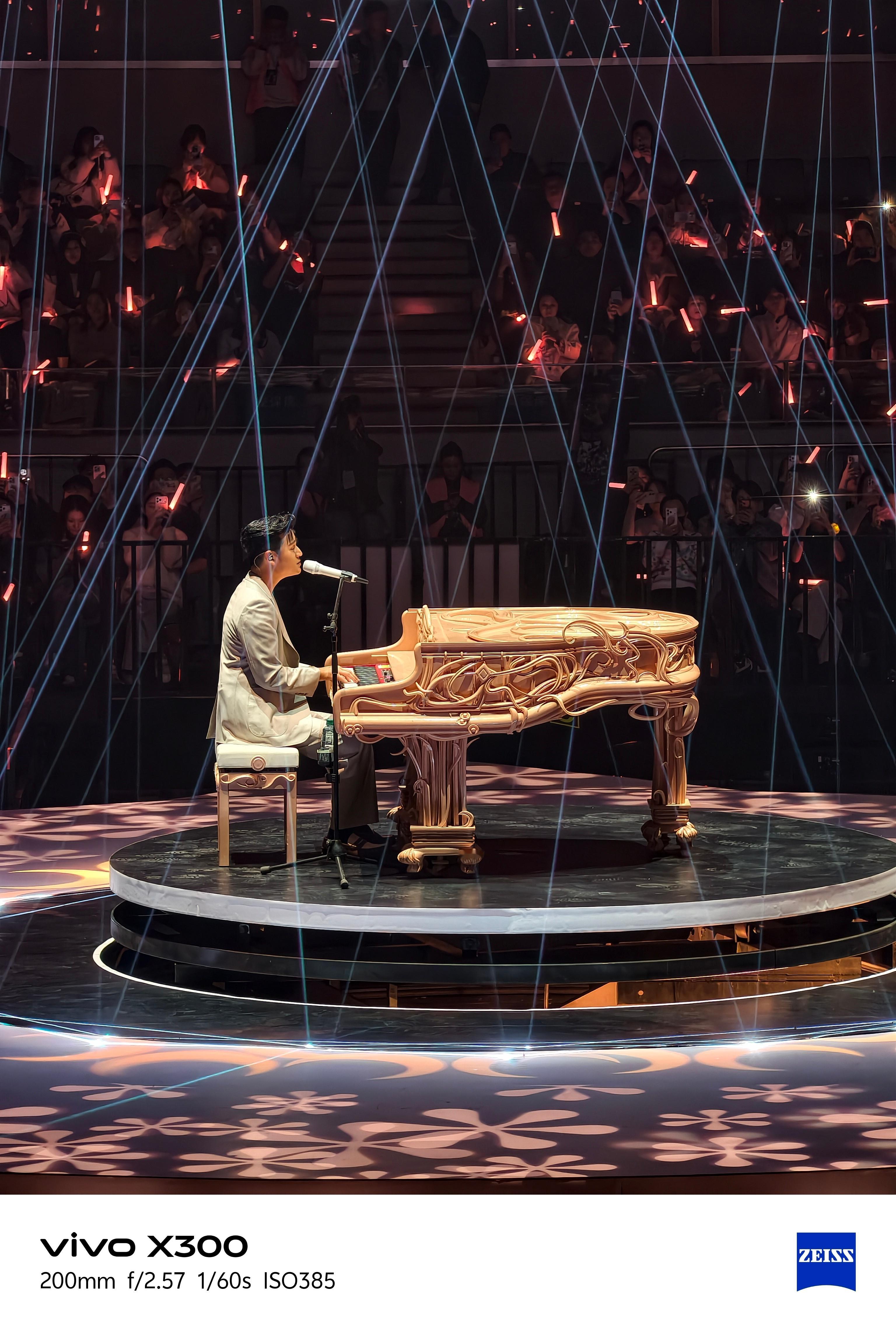 带着vivo X300去看了周兴哲！用增距镜拍出来的照片，就感觉周兴哲站在脸上唱