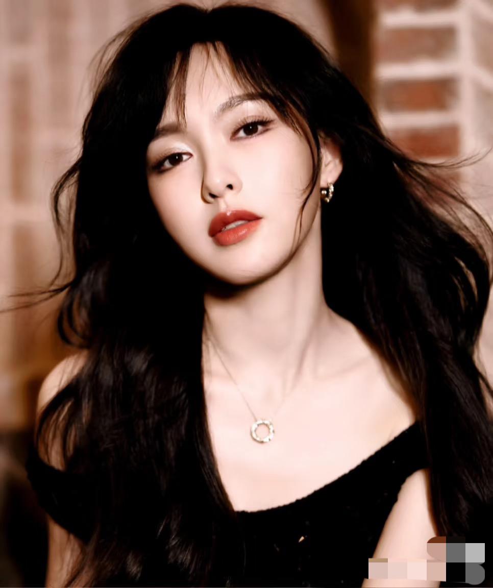 从最近几天看，
唐嫣被爆和罗晋分居这事，
我就觉得不对劲，感觉唐嫣的处境像是被资