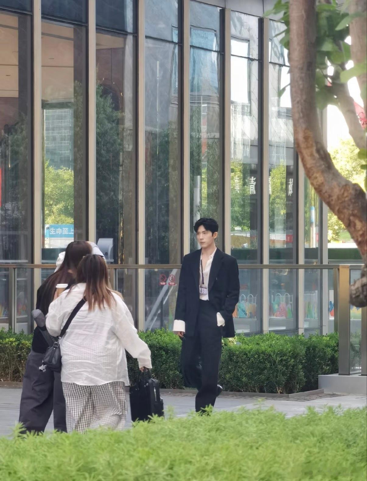 北京真好啊 还可以偶遇luke偶遇井柏然抱狗尾巴草拍摄LUKE去国贸了 ​​​
