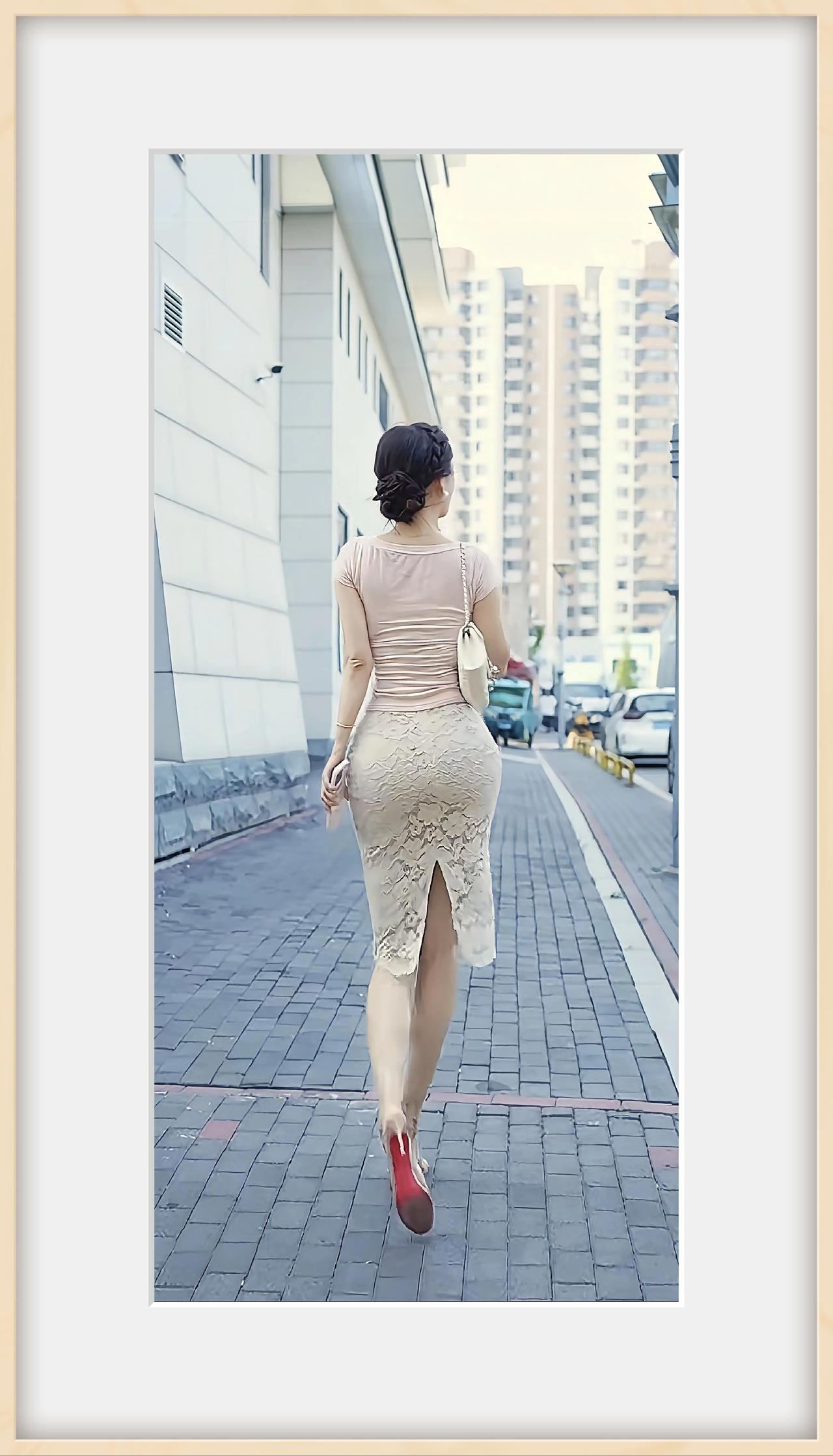 一个女孩穿着裙子走路。