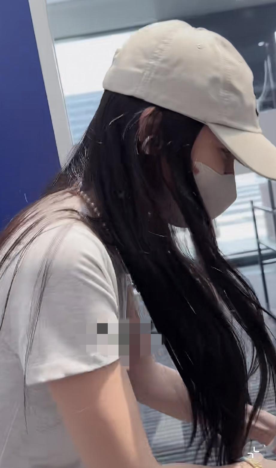 8月5日，Angelababy抵达上海机场，素颜好疲惫，全身的皮肤不白，但她开心