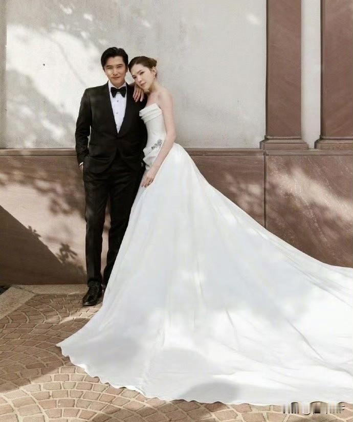 邱泽和许玮甯结婚2021年结婚，2025年8月官宣生子，11月28日补办婚礼。结