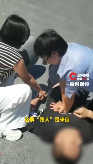 6月1日中午，湖南安化东平街发生了特别惊险又暖心的一幕。街头人来人往，一切都平平
