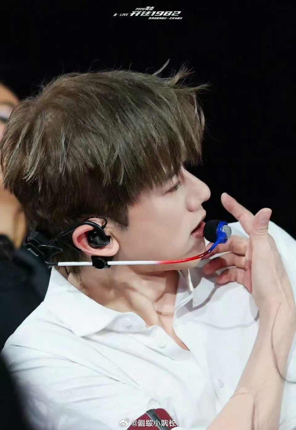 一扭头张杰又在鸟巢跑上800米了 张杰在鸟巢开演唱会，全场下来感觉他步数得有2万