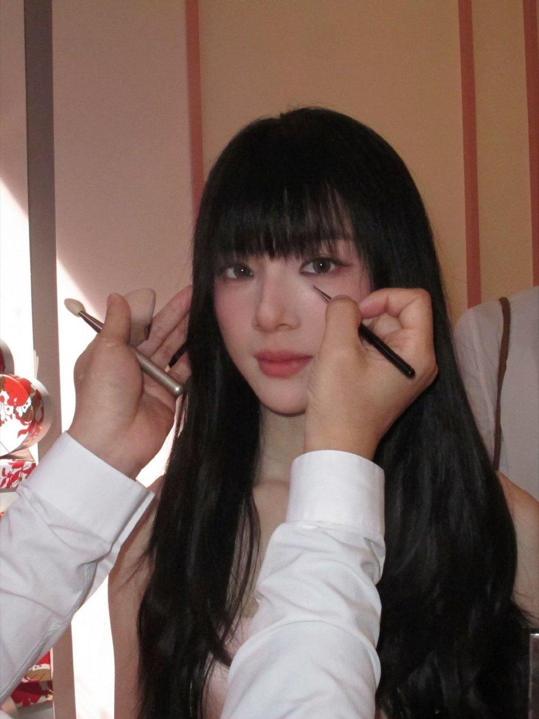 李思潼 雅诗兰黛李思潼雅诗兰黛拍摄花絮来啦，粉粉嫩嫩的，像喝了一口水蜜桃气泡水?