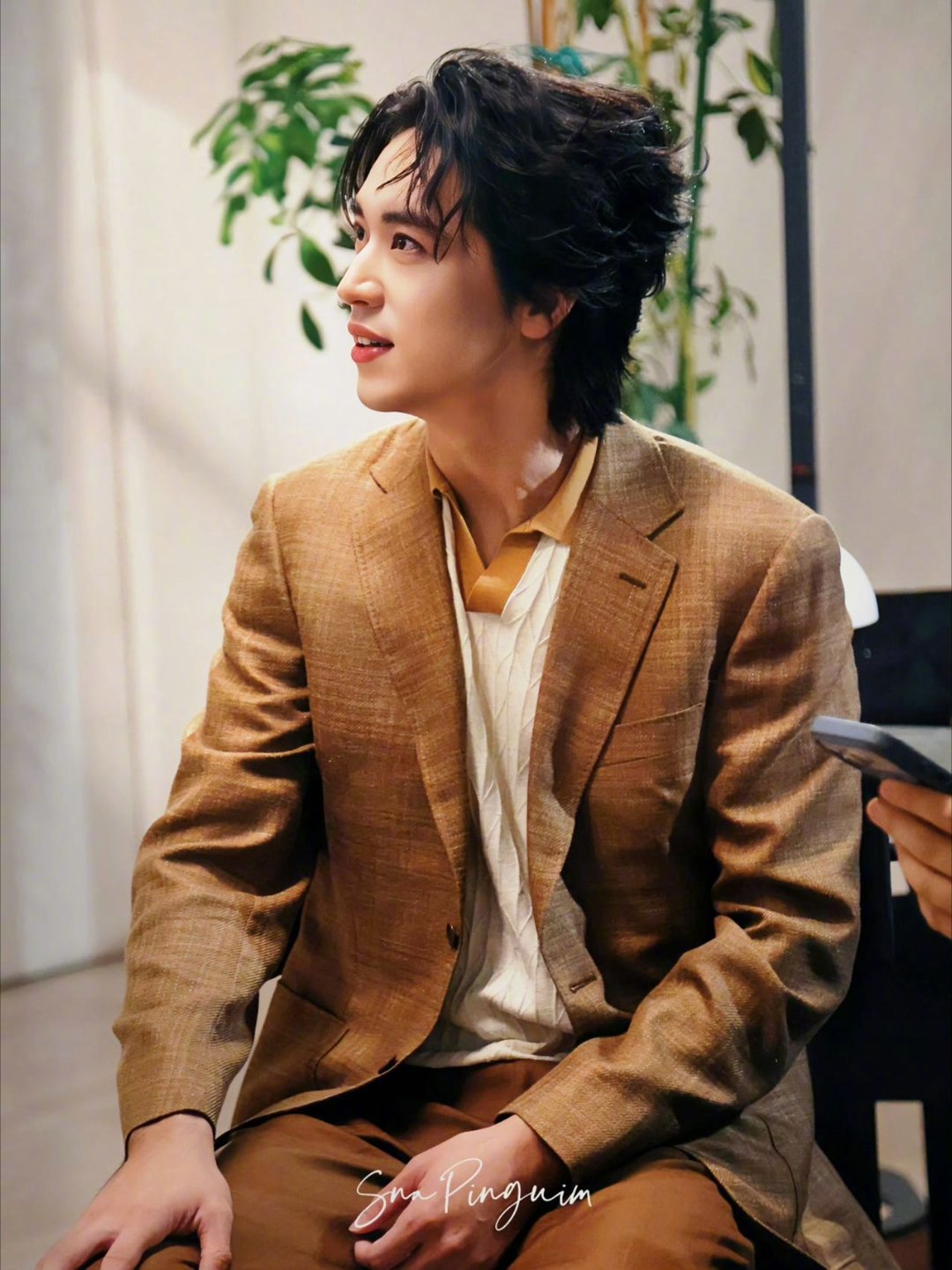 许魏洲发了和粉丝的合照是谁在屏幕再留下了泪水💧微博晒出了和米兰粉丝合照，大家围