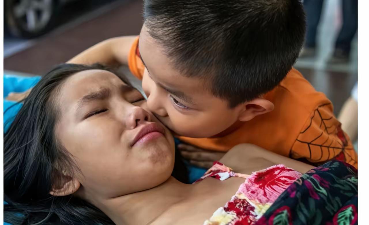 河南信阳，一位7岁小男孩独自推着11岁姐姐赶往医院，医生问起父母在哪，男孩低头眼