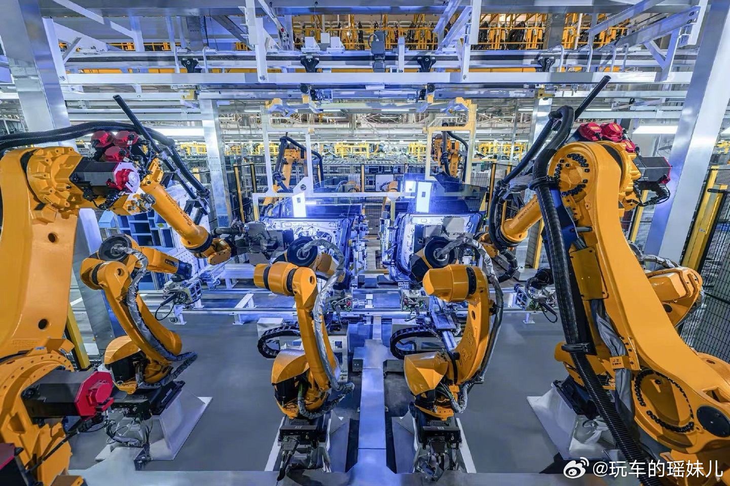 华为旗舰标准智界V9不计成本投入4月2日，郭锐正式履新智界汽车董事长兼CEO。他