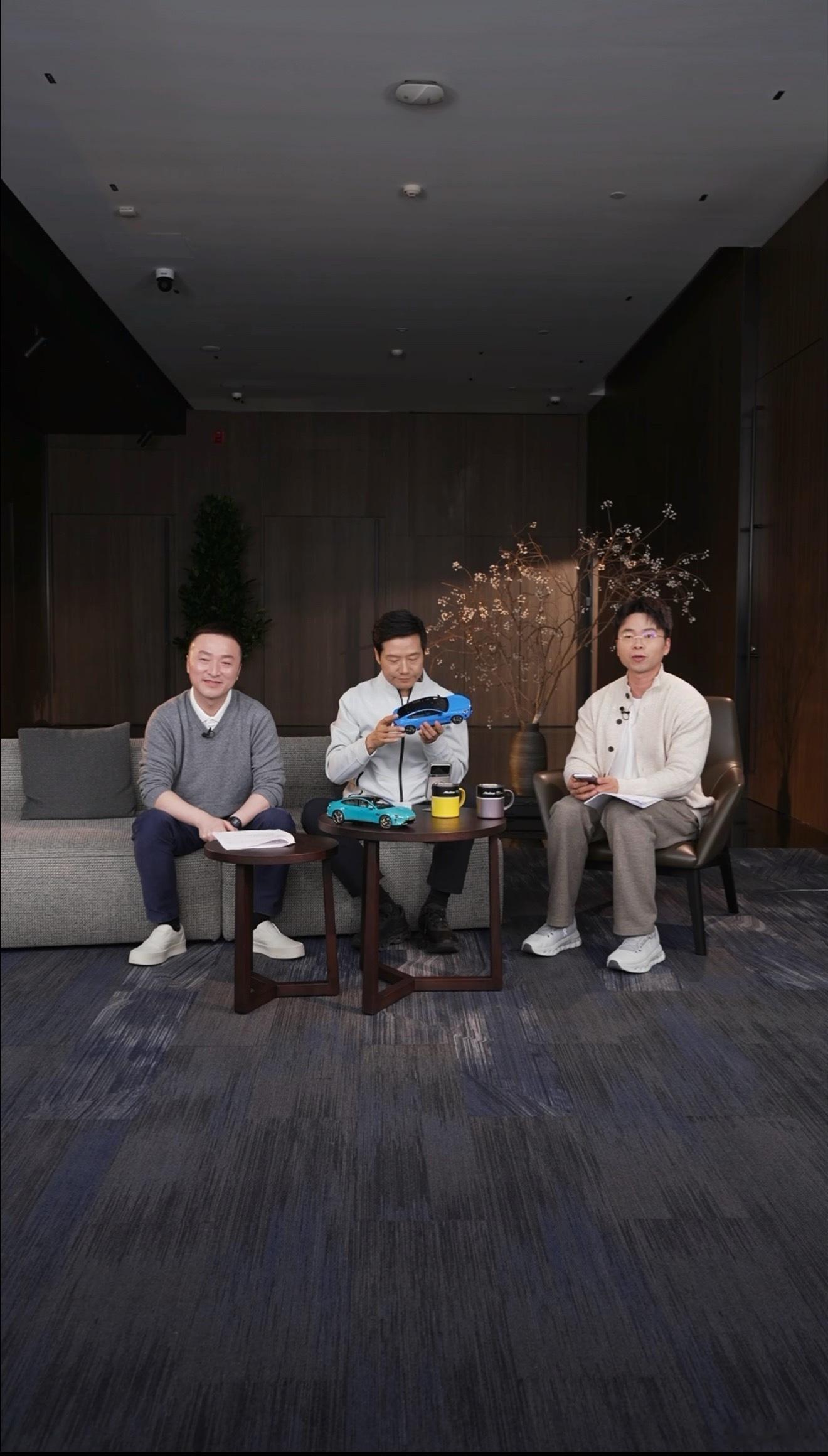 雷军：这个车模我还没有，我能带走吗？李肖爽：这个车模公司只有一个。雷军：算了，等