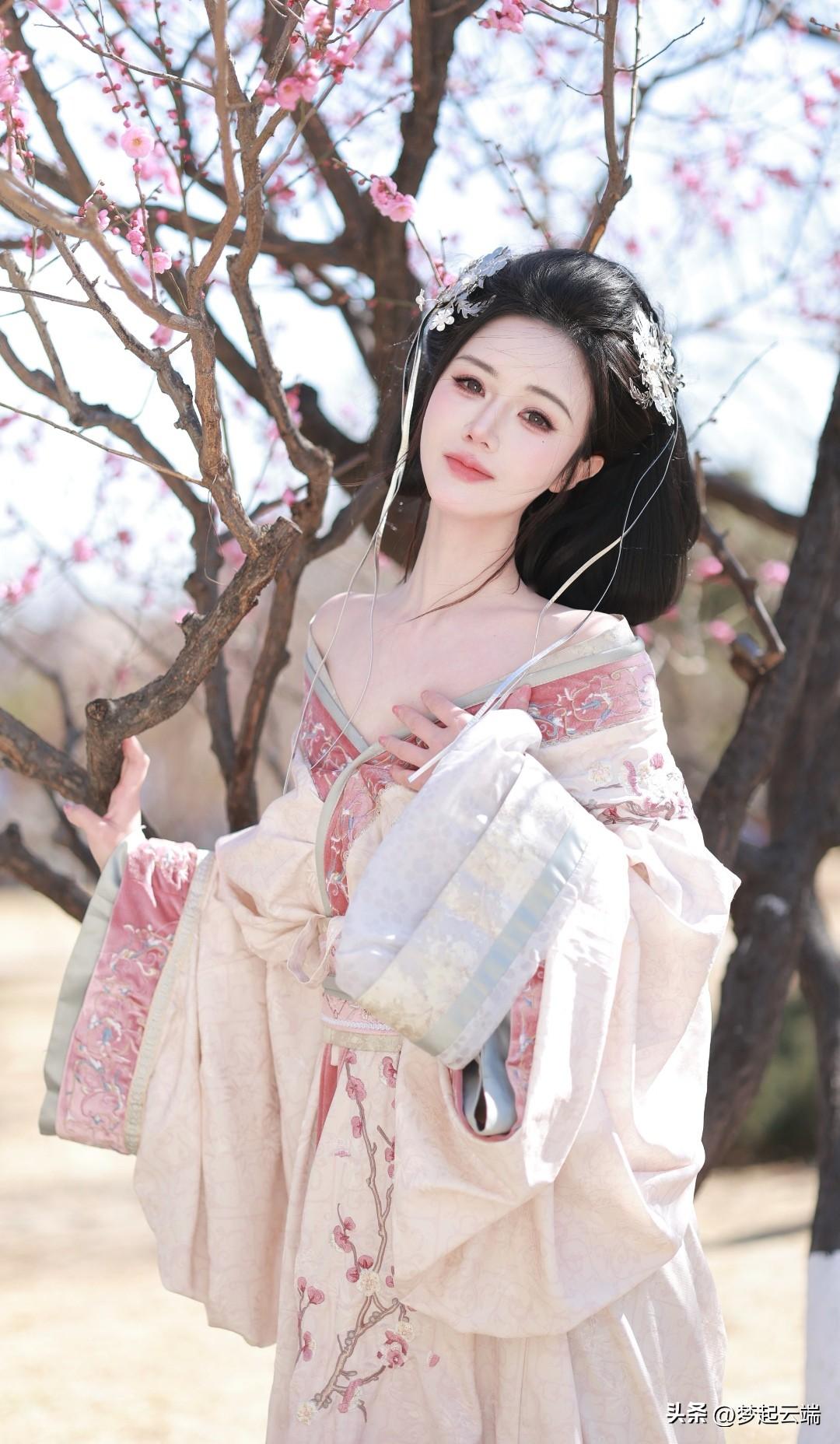 桃花树下，古风美人，春意盎然。