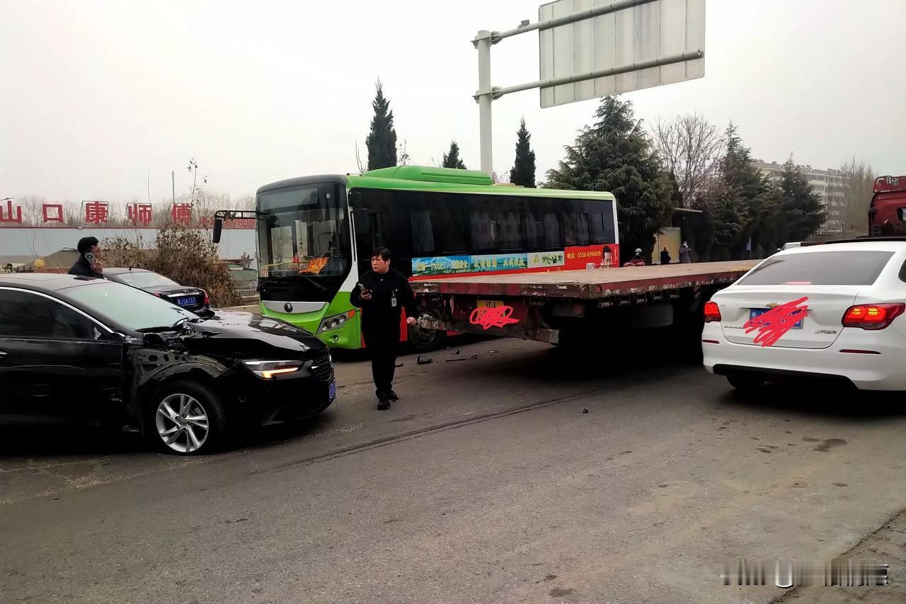 2025大年初五 泰安老泰莱路大安小学附近 ,一辆长平板卡车在一处弯道口与一辆同
