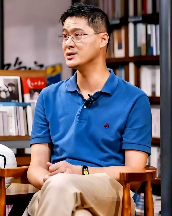 等老公送花三年？
不如自己买！
网友@小糖说，以前盼父母夸懂事，现在每天写3