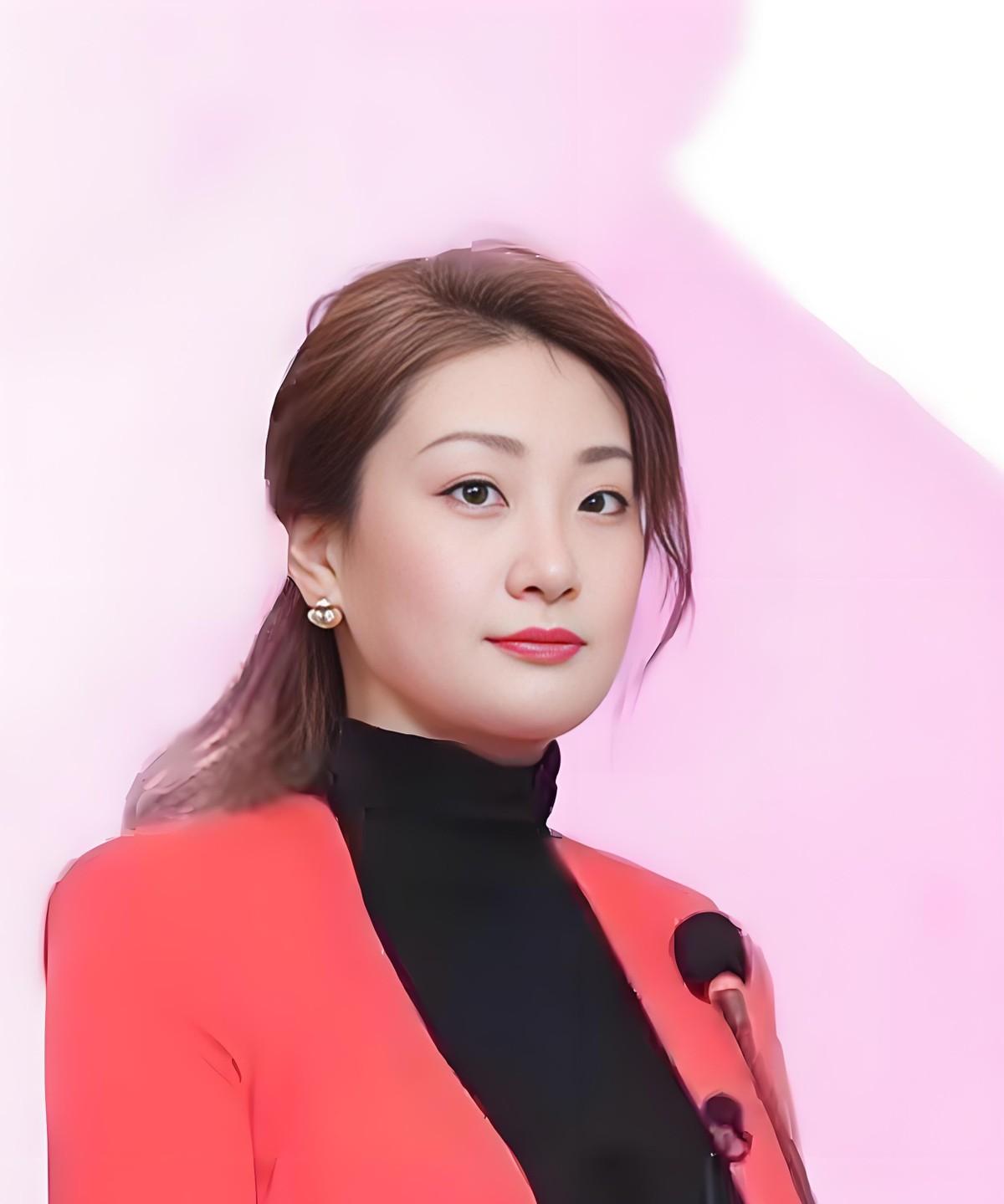 宗馥莉“被带走”传言刚平息，就突然辞去了娃哈哈董事长职务，距离上任仅一年。严学峰