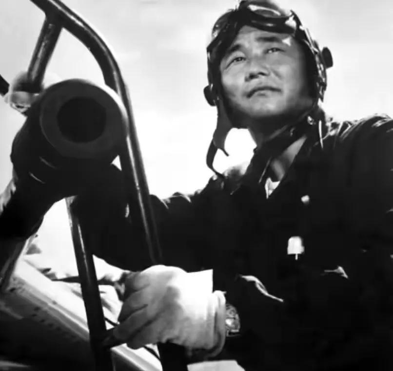 1965年，我军飞行员高长吉，违反毛主席不许战机出海作战的禁令，擅自越过海岸线，