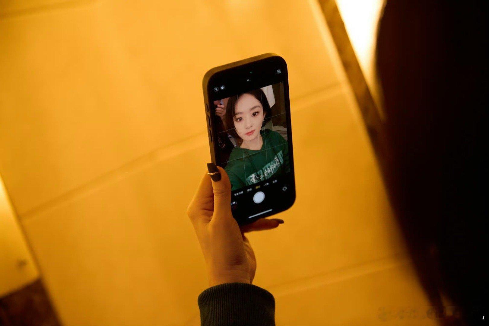 #赵丽颖换新美甲了##赵丽颖换新美甲# 赵丽颖换新美甲了，前两天还是乔妍的心事 