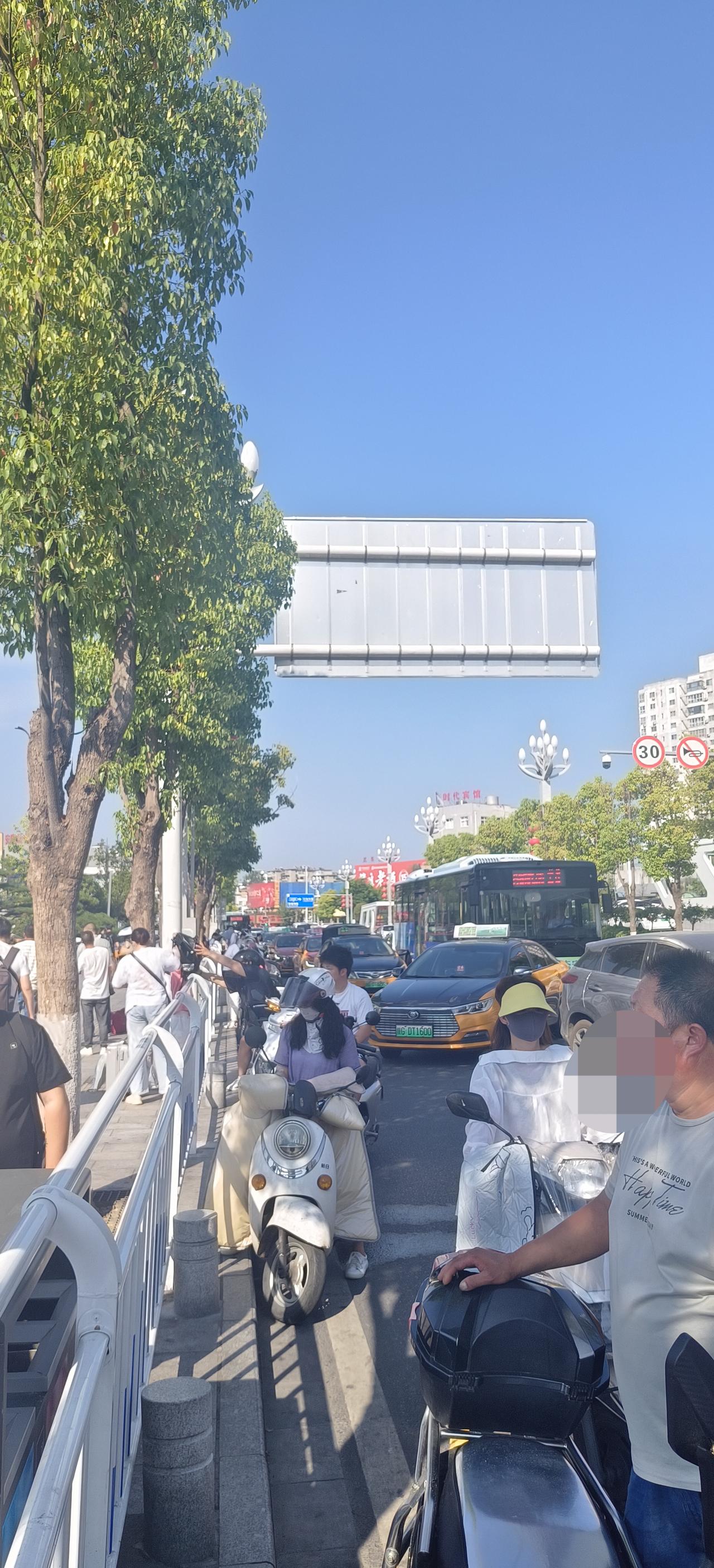 安康火车站热情似火，40度的高温下，旅客出站的那一阵，站前路上瞬间堵得水泄不通。