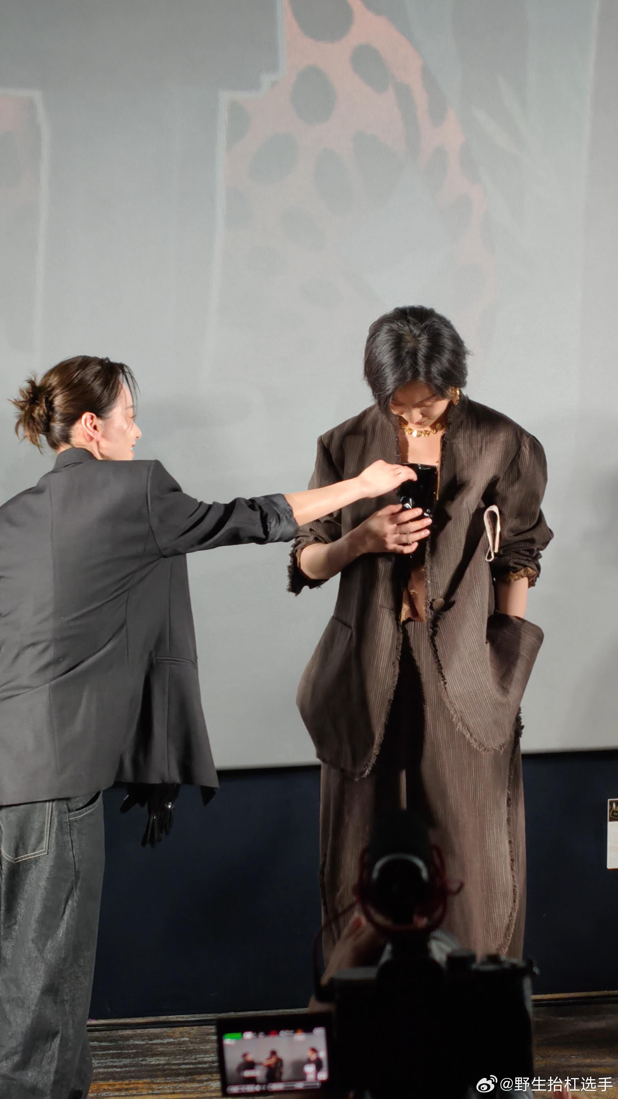 刘雅瑟耳朵红透了倪妮、刘雅瑟别试探了，一个眼神拉丝，一个耳朵泛红，你俩有市场！快