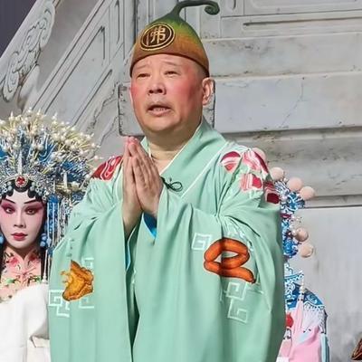 紫禁城里静悄悄。
德刚闹这一出，不轻快。
估计现在他肠子都悔青了。
过去很多人，