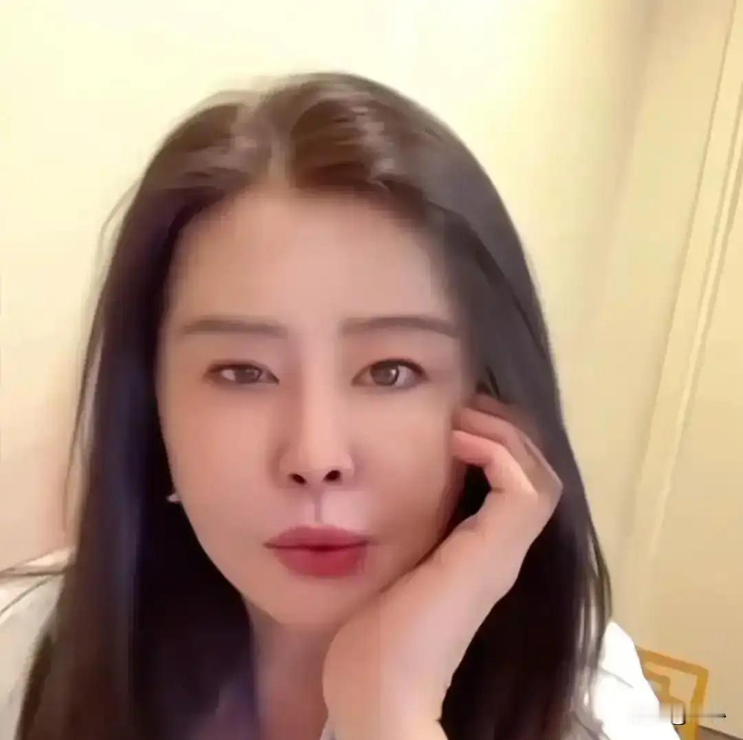 这个女子年轻的时候，应该是一个美女，尽管现在岁数大了，皮肤也松弛了，但是能够感觉