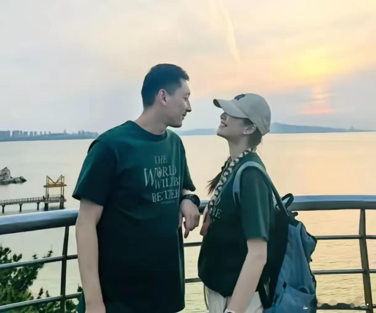 许盼和老公去烟台养马岛秀恩爱了！网友说董宇辉这张坐门墩的照片最符合他的心境！满眼