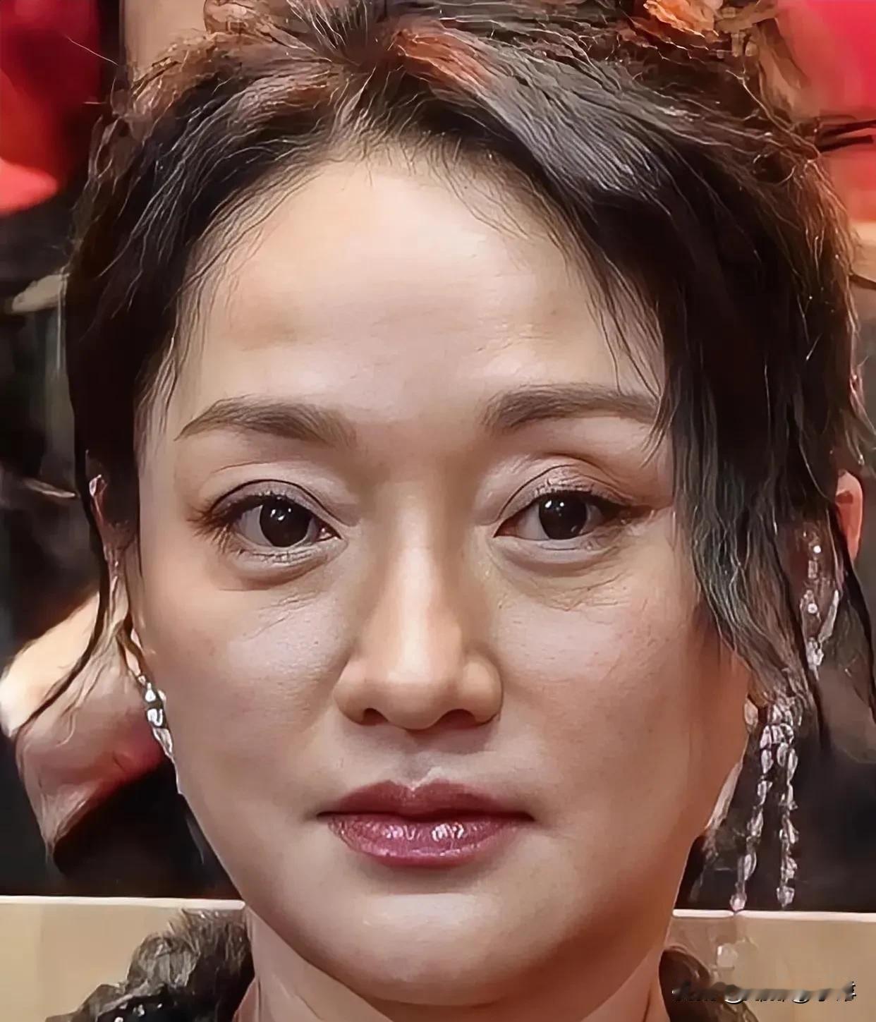周迅，这位曾经以灵动大眼睛著称的女演员，也悄然迎来了岁月的痕迹。记得多年前，她的