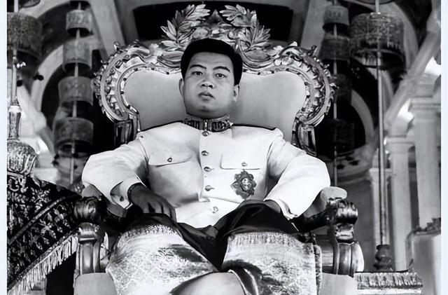 1941年的金边王宫，19岁的西哈努克刚登基不久。庆典上，他目光落在姨妈蓬珊莫尼