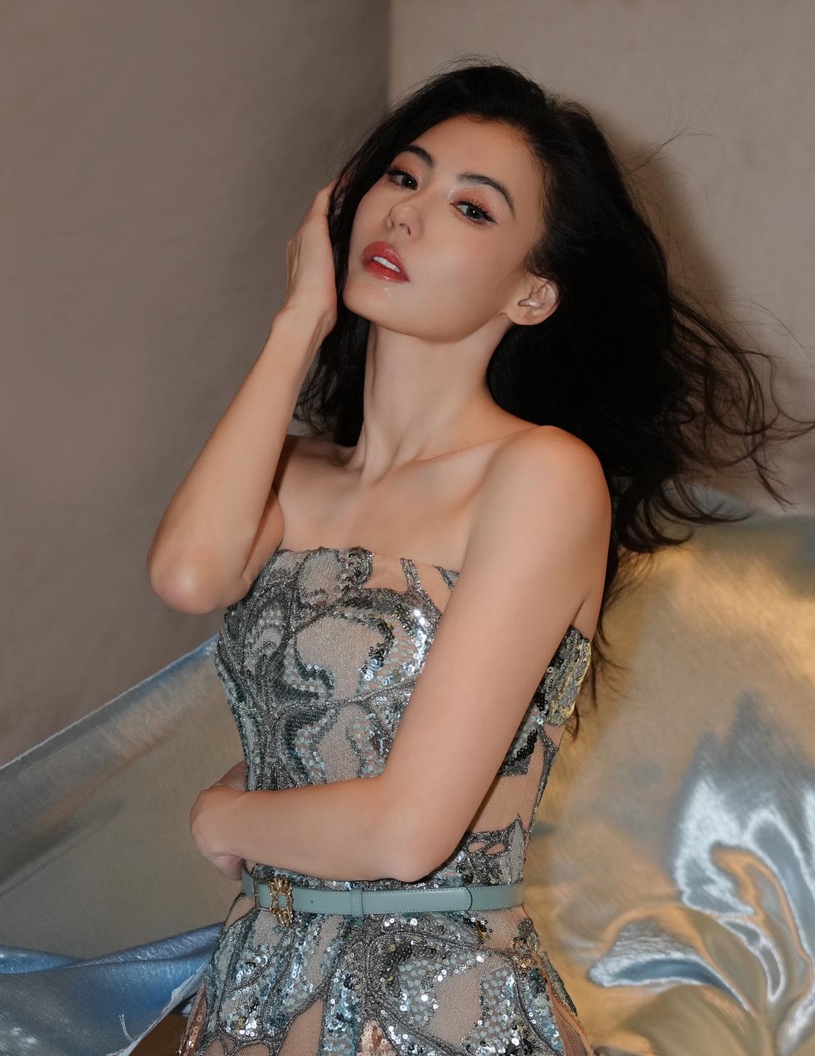说起来你可能不信，张柏芝现在几乎没什么人能让她“塌房”了。
不是因为她突然演技封