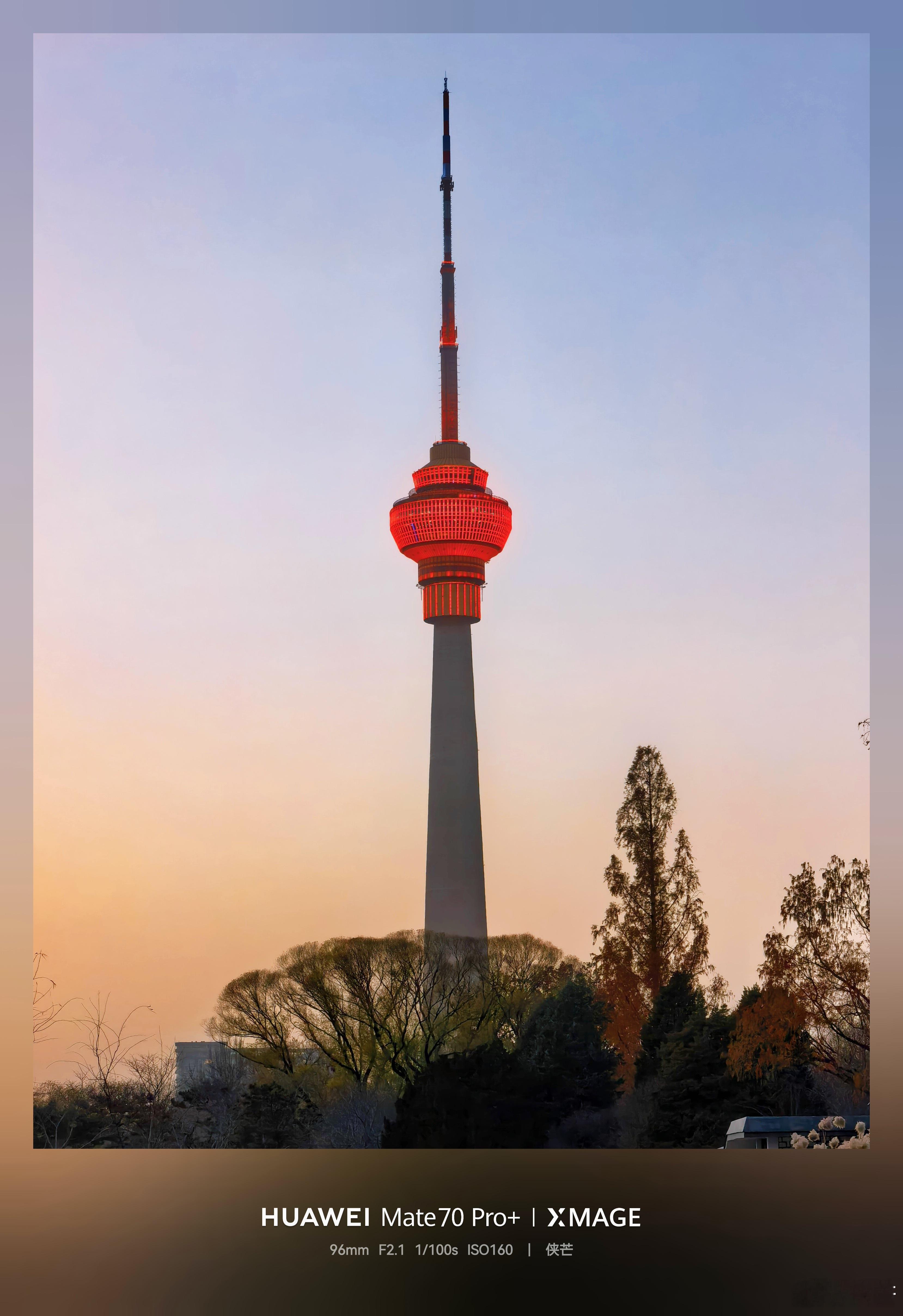 〖冬夜玉渊潭，灯火暖寒秋〗        冬日入夜，寒意初凝，玉渊潭公园却在灯火