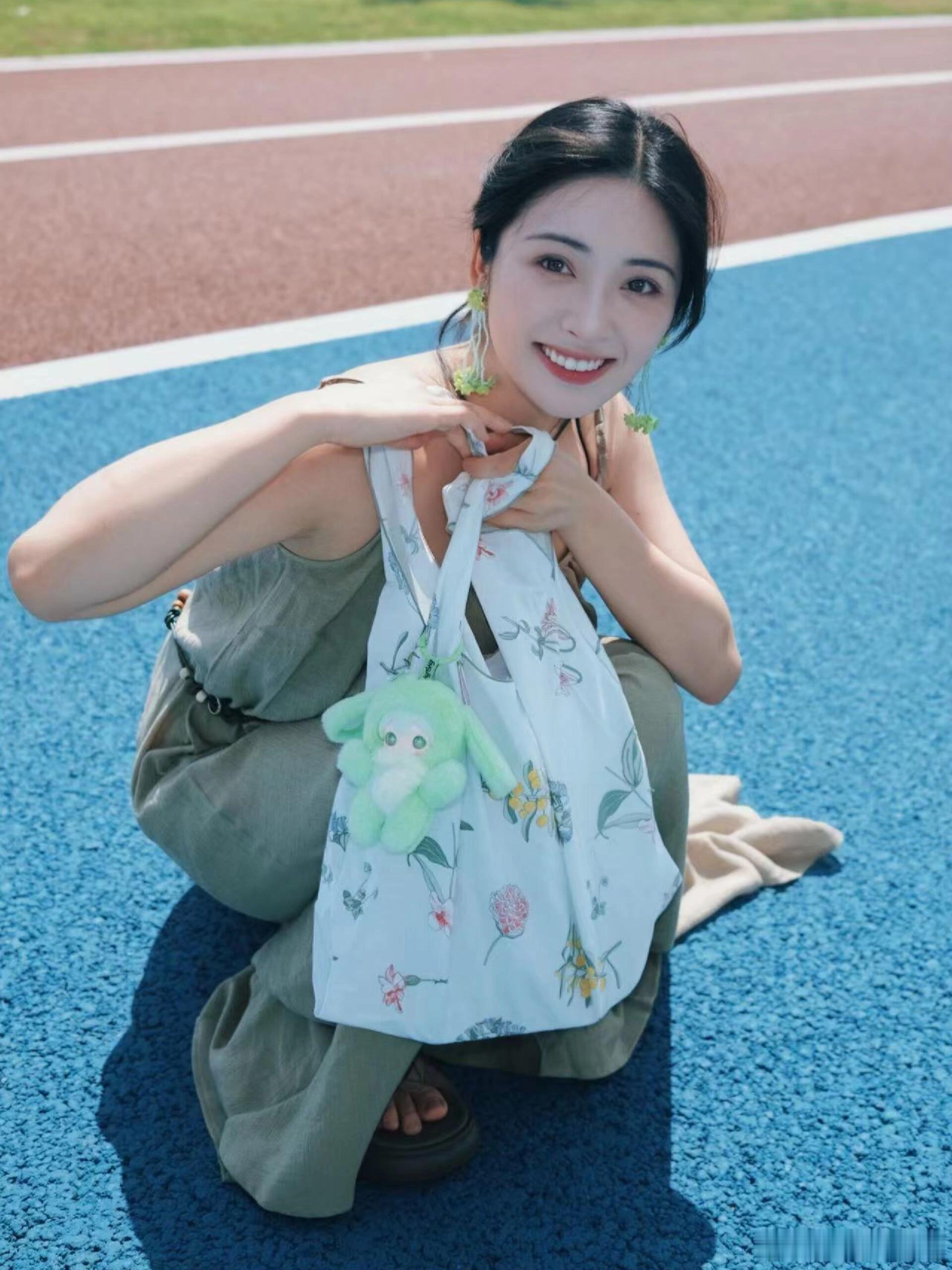 闪闪好元气啊，沈月也好美腻之前看他们剧组路透，好几个人镜头里都戴过，难怪大家都喜