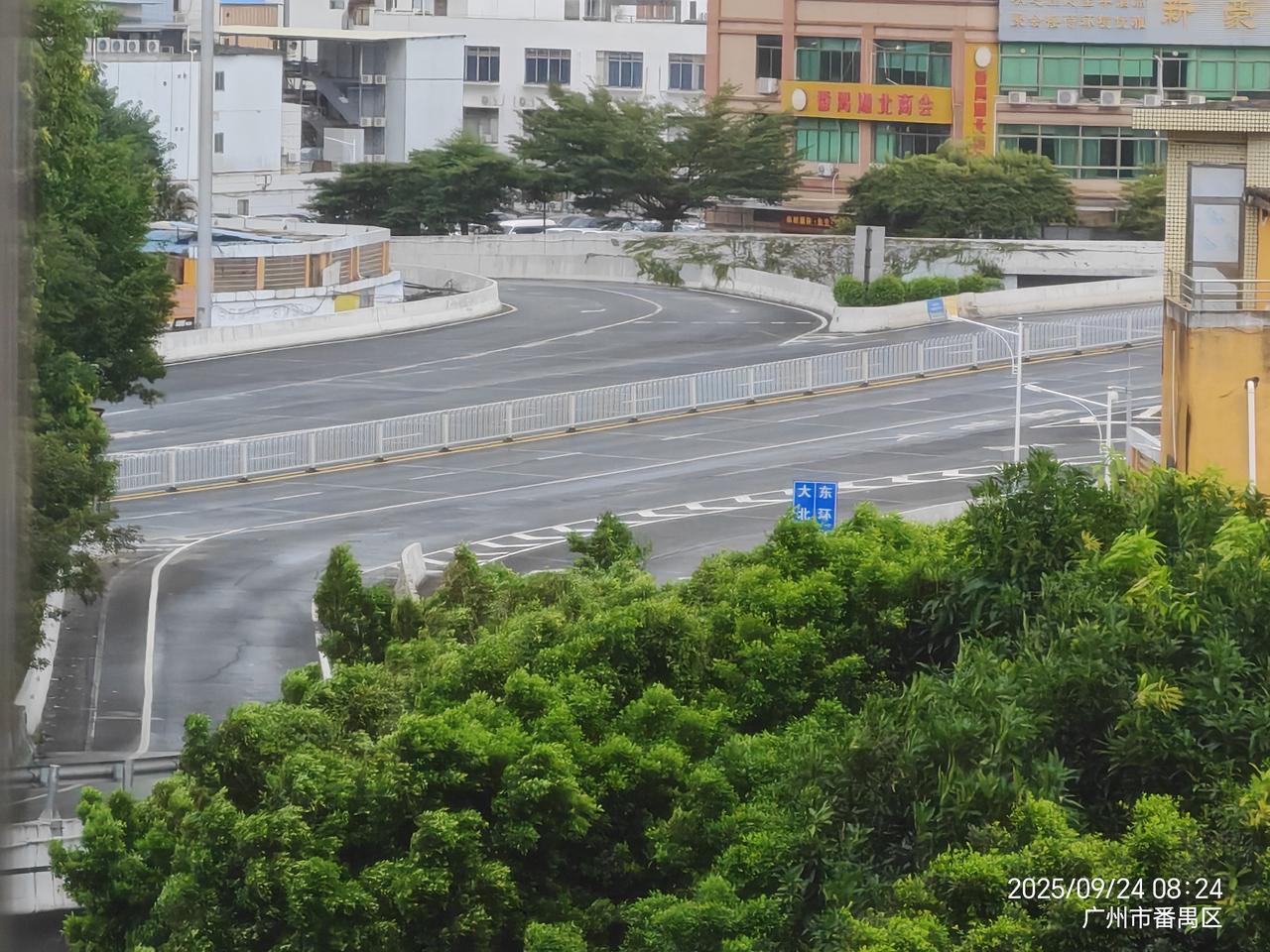 为了躲避台风，外卖也停了，平台上显示“当前地区被交通管制，无法配送”。

广州很