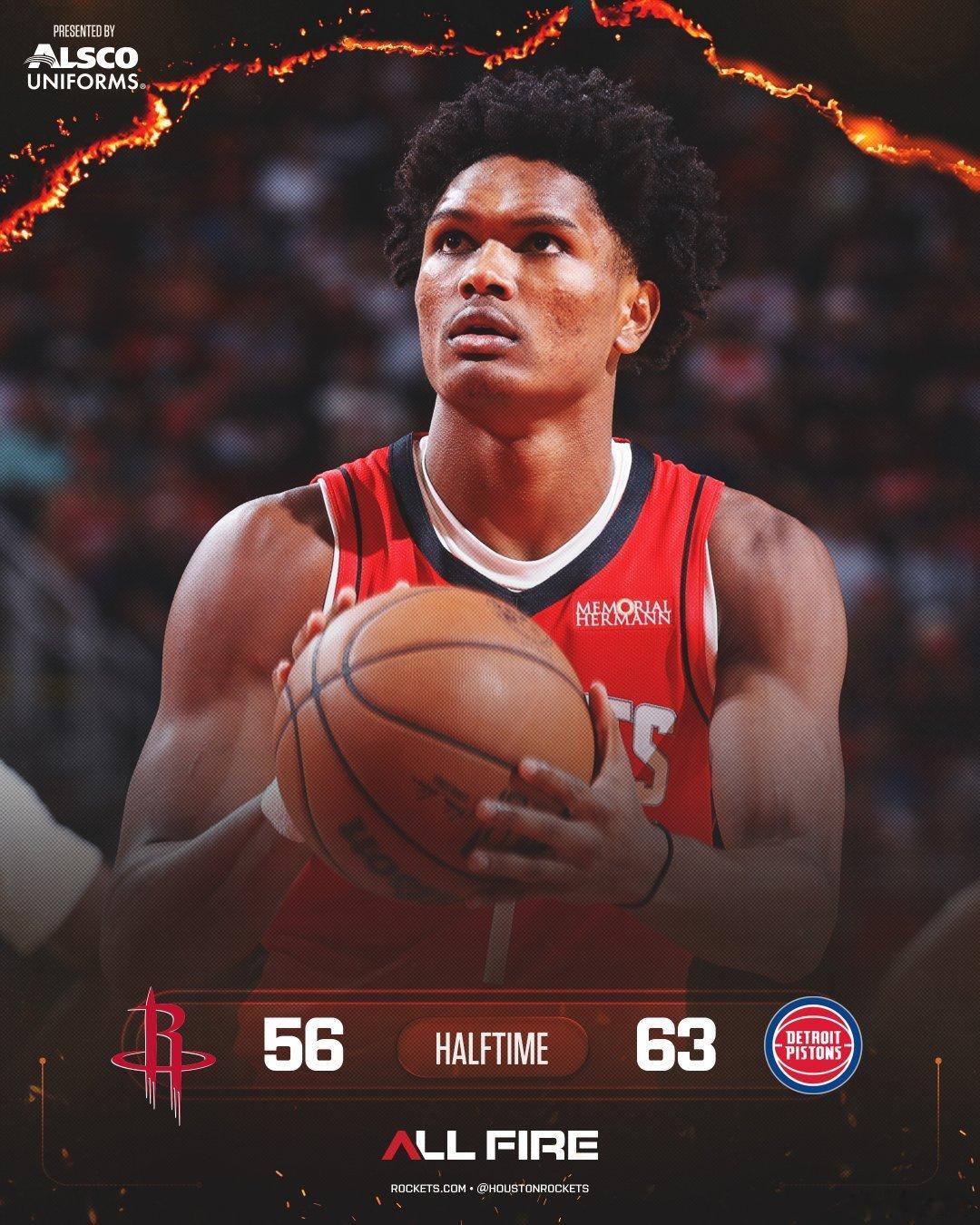 上半场防守问题很大，区域防守至今为止漏洞百出每次对抗总输活塞，只有海王和柯基例外