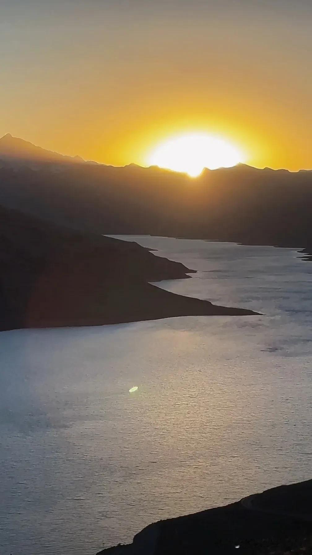 夕阳西下，湖水一色，静谧如画。落日余辉美景 湖畔日落随拍 湖边日落随拍 日落美景