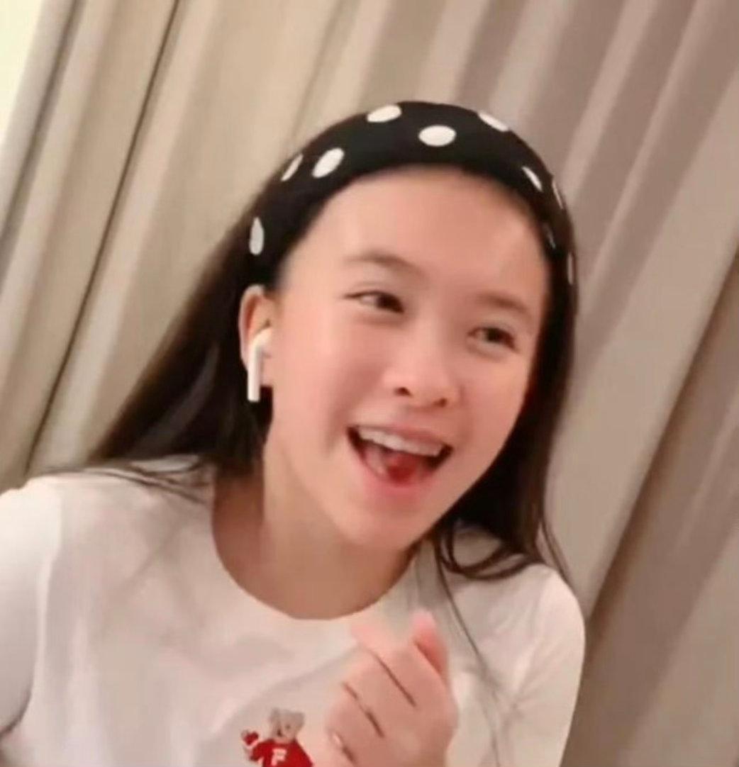 刘涛女儿18岁近照第一眼差点看成霍思燕时间真的不等人呀，转眼刘涛女儿都18岁了