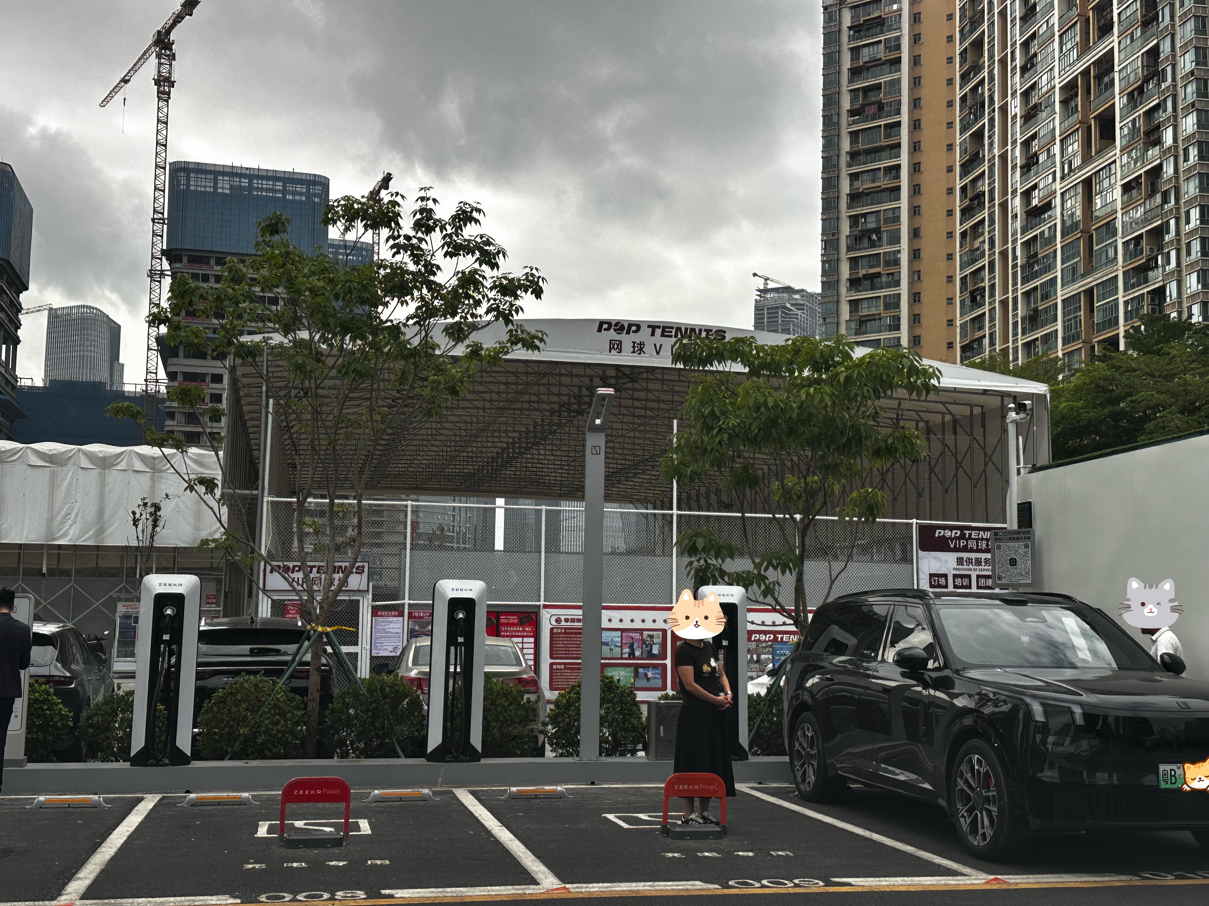 刚刚看到他下车扫码，等地锁降了，然后车主倒进去充电。（我以为是深蓝的，原来极氪自