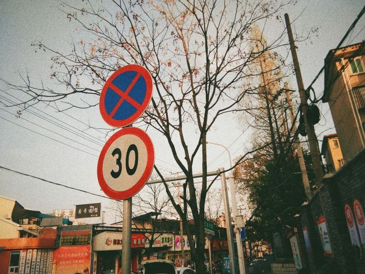 有些事，只能一个人做。有些关，只能一个人过。有些路啊，只能一个人走。| 龙应台《