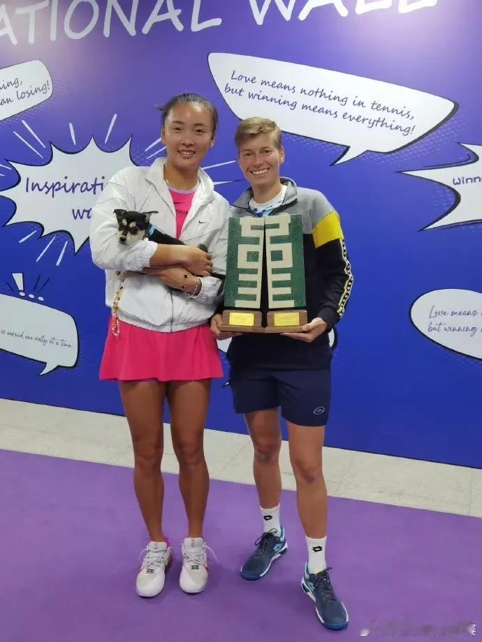 一只流浪狗，偶然被带进#2024宁波公开赛# 场馆，成为场馆里的团宠。#2024