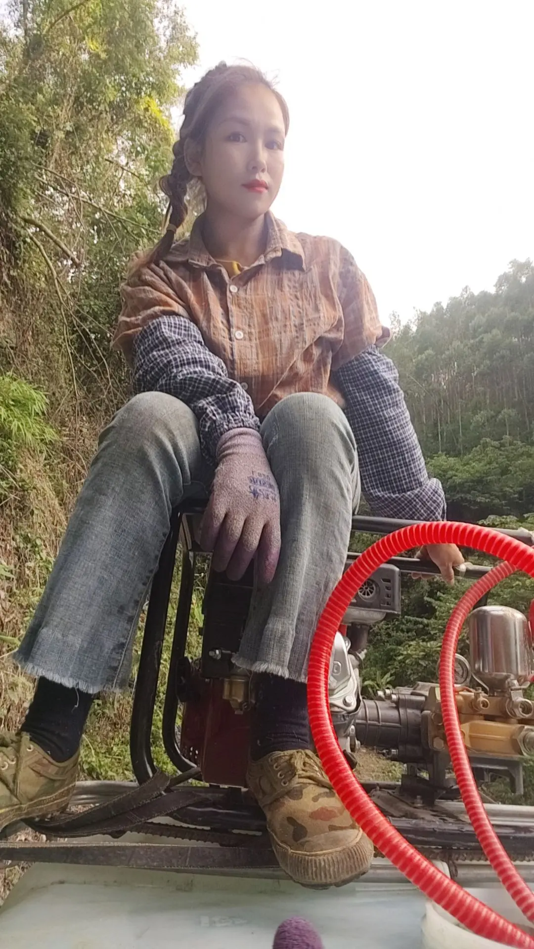 人生的路，难与易都得走；世间的情，冷与暖总会有。别喊累，因为没人替你分...
