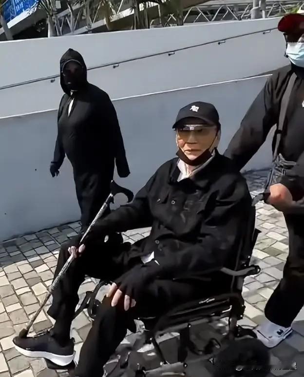 刚看到港媒报道才知道，89岁的金像奖影帝谢贤，钱花完了，人还在。就是去年，他还凭