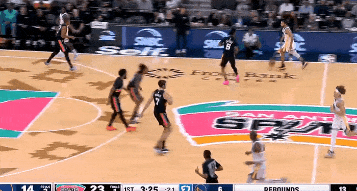 太着急了！库里这两场到底是咋了？
在今天NBA常规赛勇士对阵马刺的第一节比赛中，