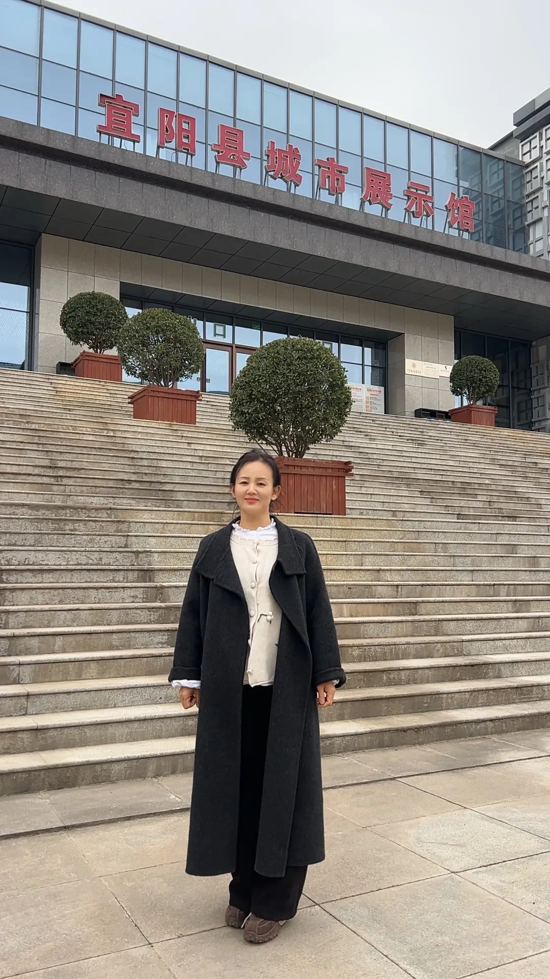 明天就是除夕了，突然很怀念小时候，年是爸爸买回来的肉；是妈妈买回来的新...