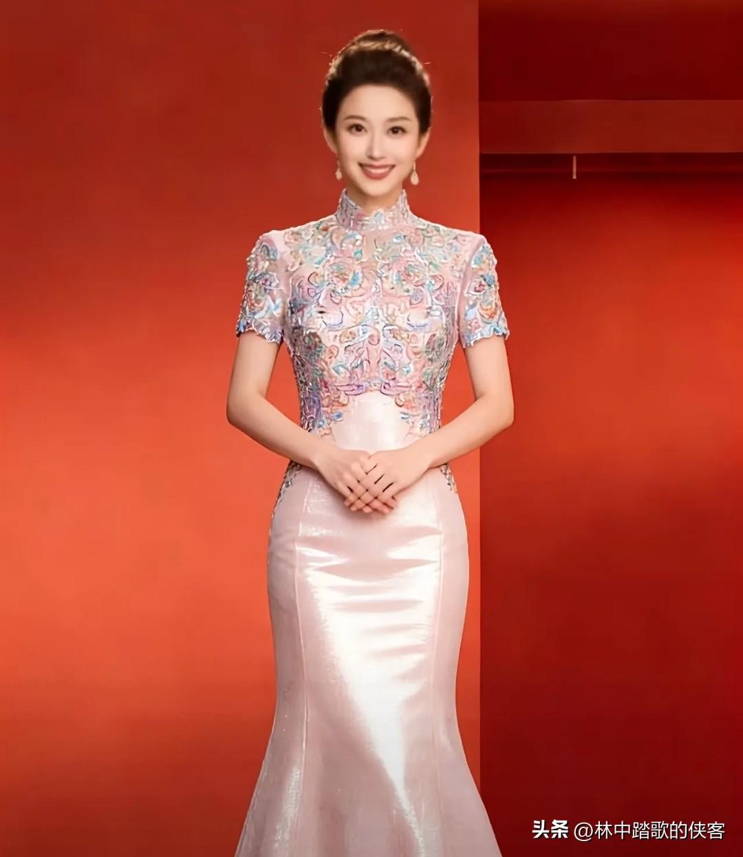 起先我怀疑是衣裳纹样的缘故，
后来又怀疑是光影明暗的问题。
但是后面我真的不得不