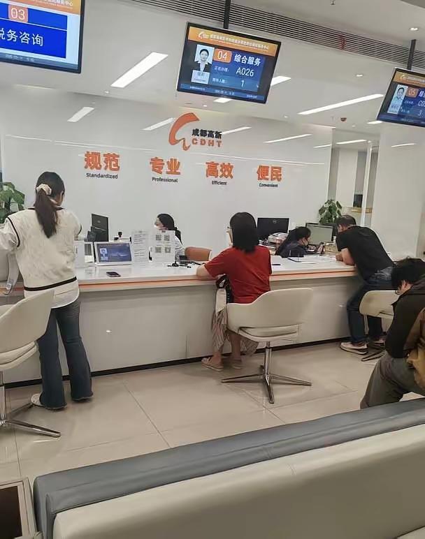 55岁了，社保还差7年，我不敢停也不敢交

今天从社保局出来，我在门口站了十分钟